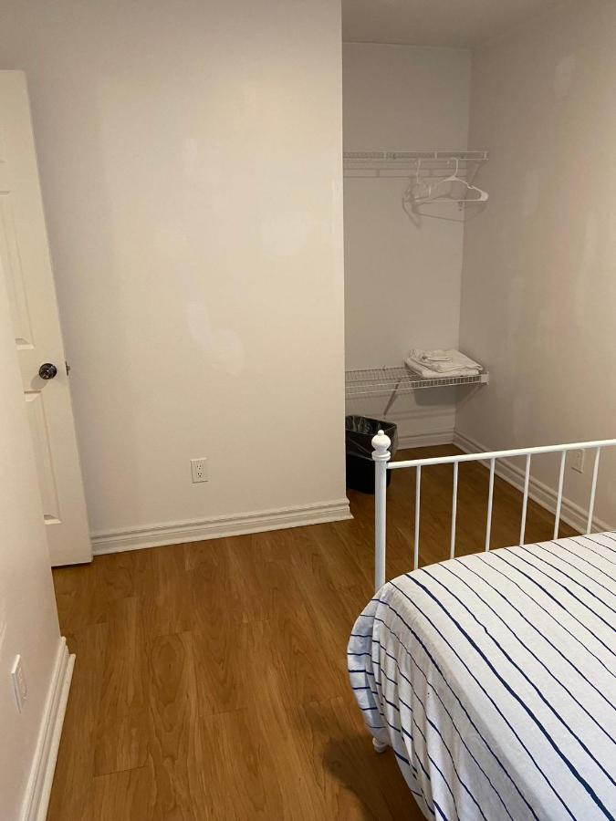 Quad Room With En Suite Bathroom 536A 토론토 외부 사진